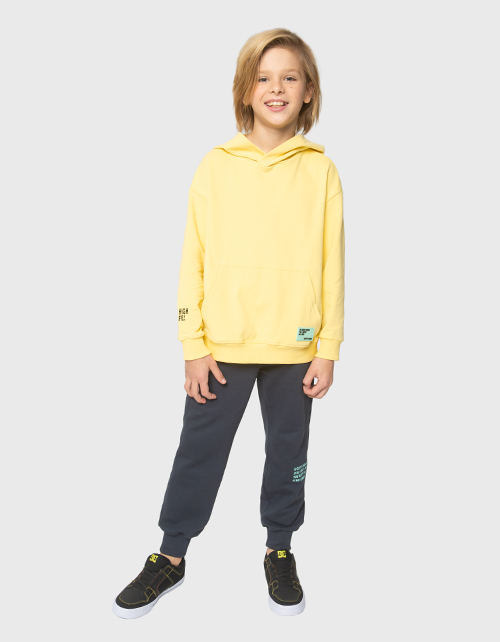 Стильное светло-желтое худи для мальчика