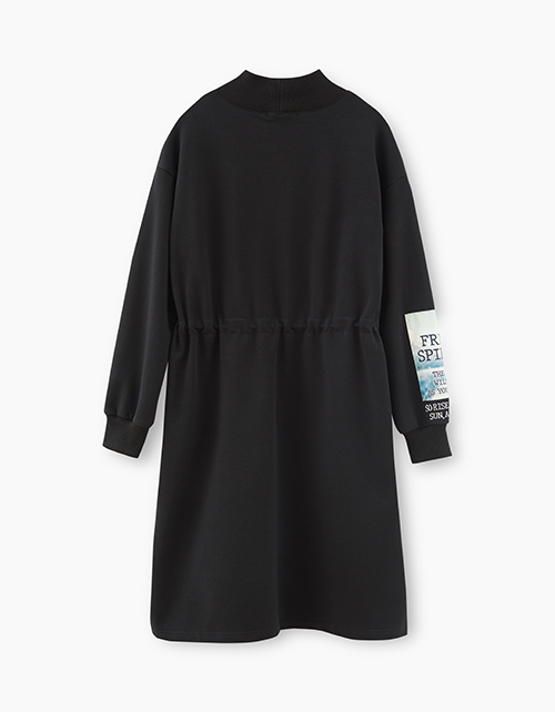 Черное платье с дизайнерским принтом на рукаве