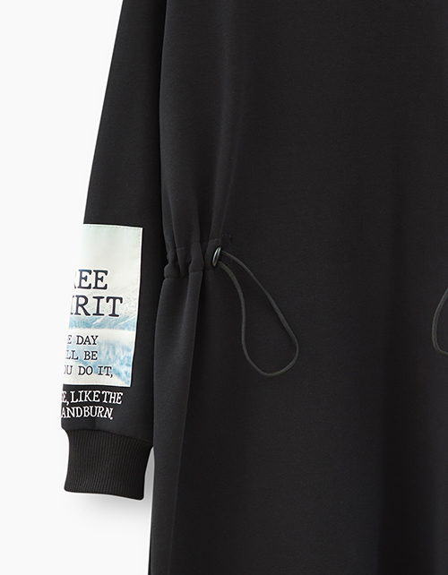 Черное платье с дизайнерским принтом на рукаве