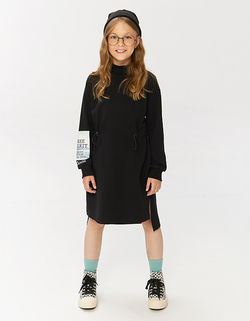 Черное платье с дизайнерским принтом на рукаве