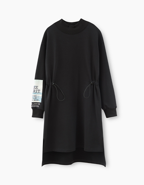 Черное платье с дизайнерским принтом на рукаве