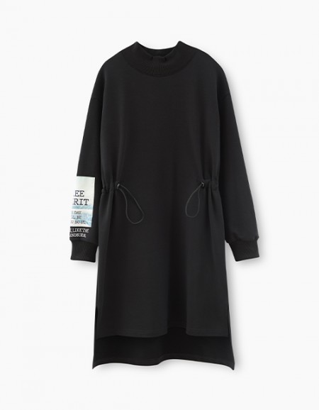 Черное платье с дизайнерским принтом на рукаве Черное платье с дизайнерским принтом на рукаве