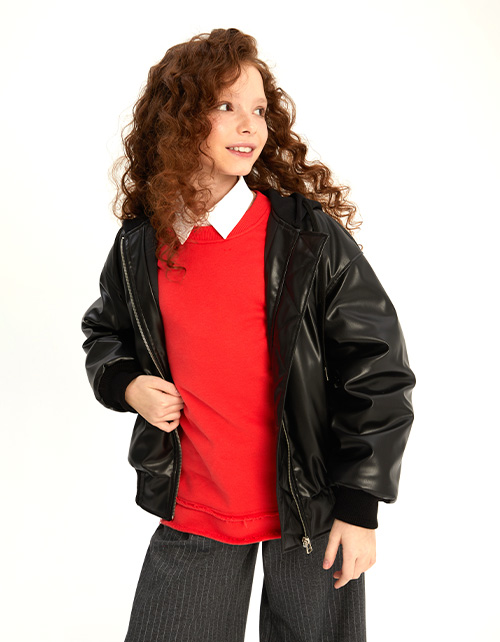 Стильная чёрная куртка из эко-кожи для девочки