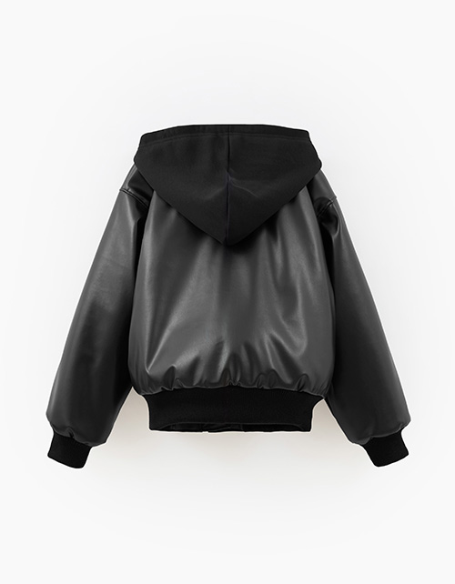 Стильная чёрная куртка из эко-кожи для девочки