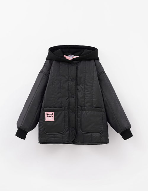 Весенняя чёрная стёганая куртка для девочки