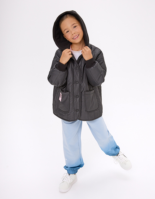 Весенняя чёрная стёганая куртка для девочки