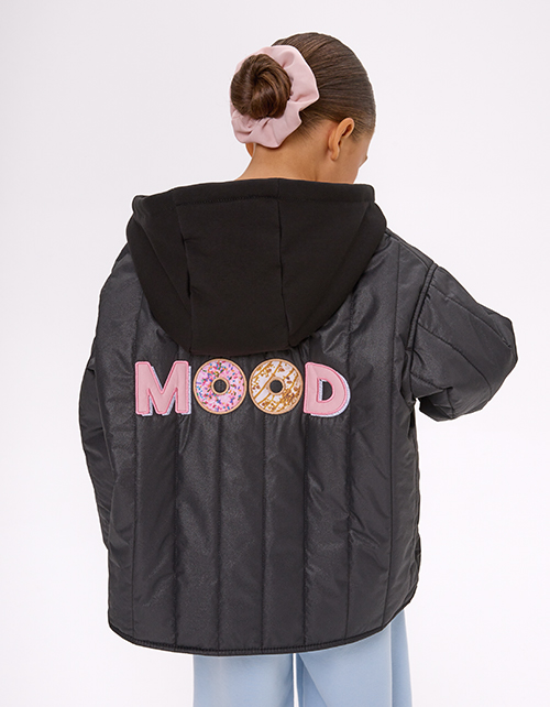 Весенняя чёрная стёганая куртка для девочки