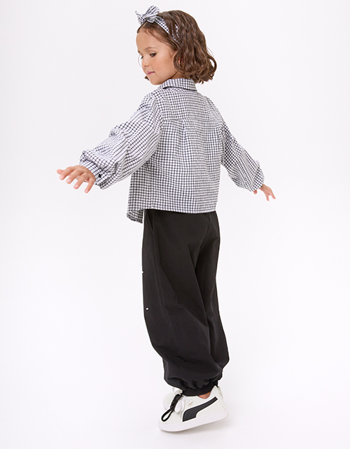 Укороченная блузка-рубашка в клетку для девочки
