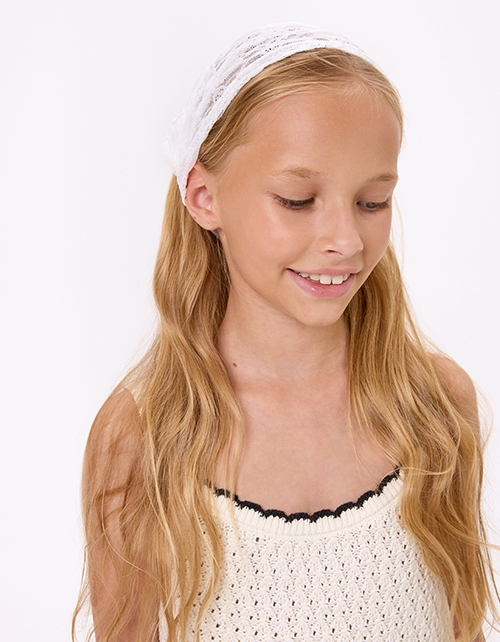 Белая ажурная косынка для девочки Белая ажурная косынка для девочки